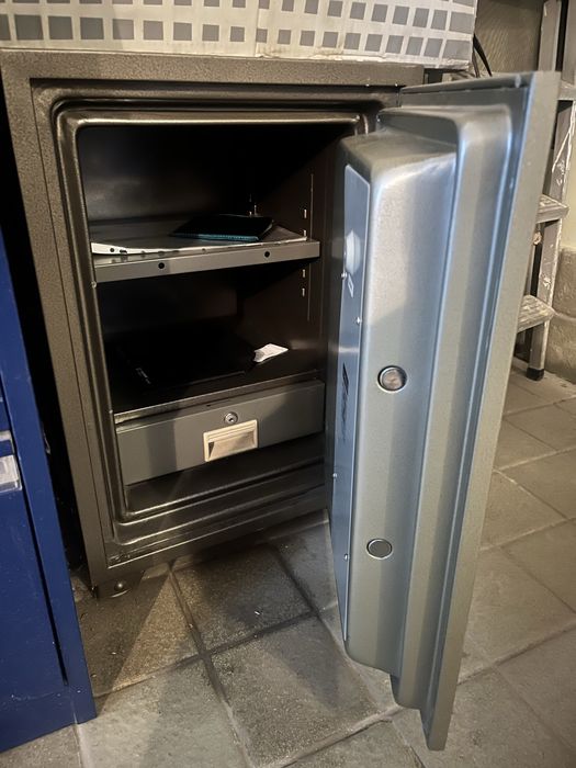 Сейф продам цена 100000т