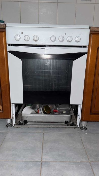 Indesit электроплита