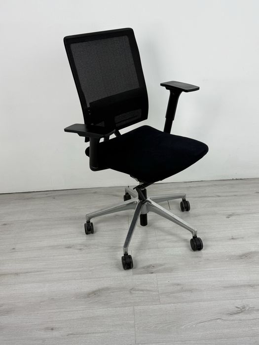 Ергономичен офис стол Sedus с синхронен механизъм и мрежеста облегалка