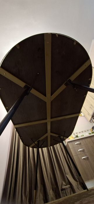 Masă ovală mare, pe schelet metalic