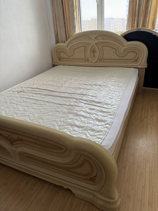 Спальный кровать, тумбочка