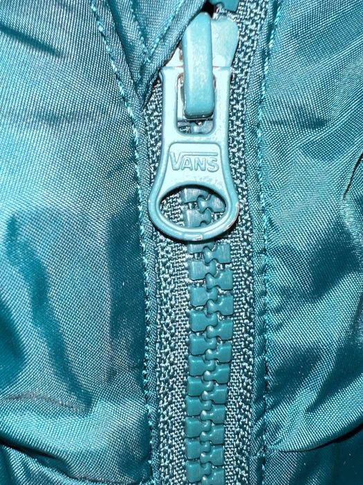 Продам недорого куртку VANS весна-осень .