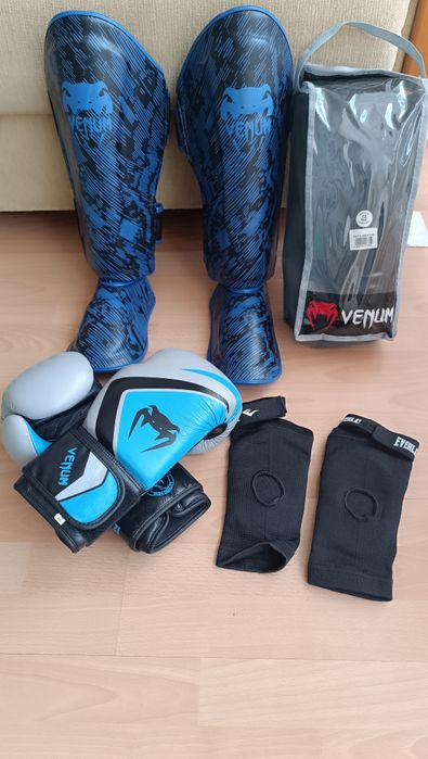 Venum Протектори за прасец M Боксови ръкавици VENUM 12 oz кожа