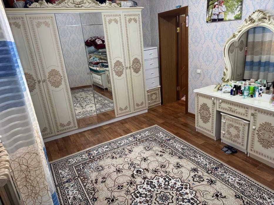 Продаётся участок с двумя домами и дополнительными постройками.