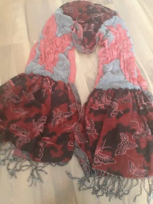 Vînd o eșarfă pentru femei