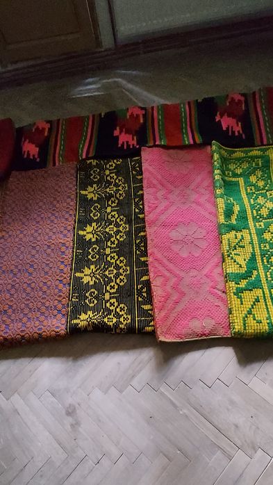 Macate tesute din lana moale.