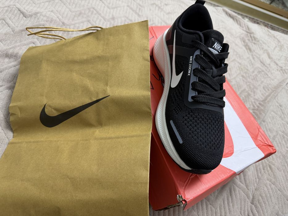 Кроссы новые Nike