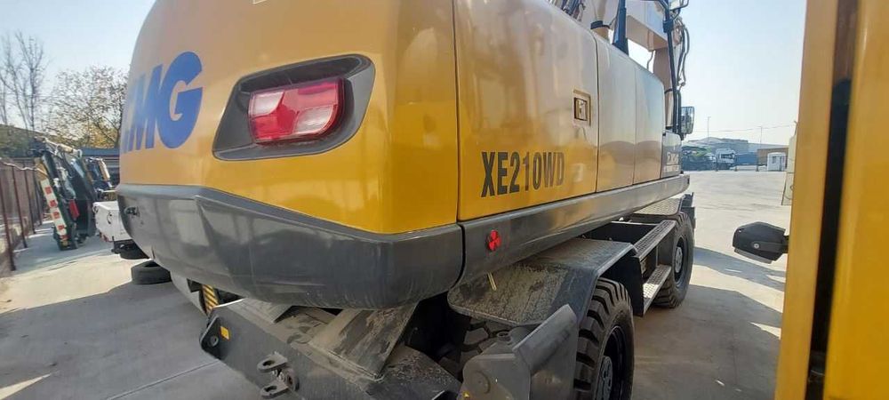 XCMG XE210WD — это более мощный и тяжелый колесный экскаватор