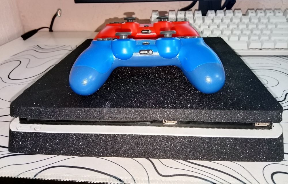 Продам Ps4 Slim 500gb с 2 джойстиком и играми