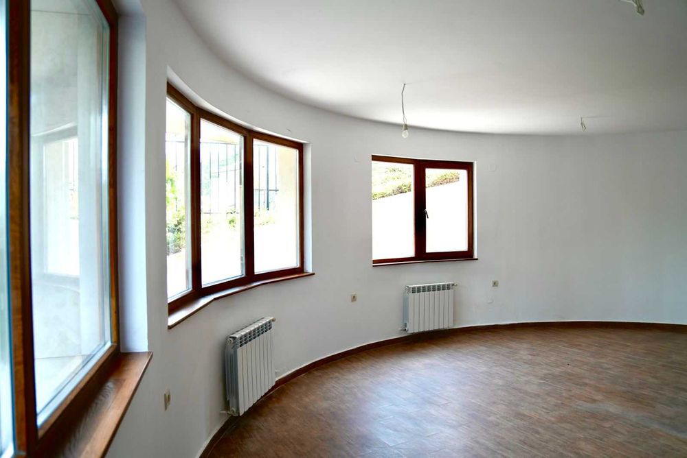 Продава се просторно и светло студио