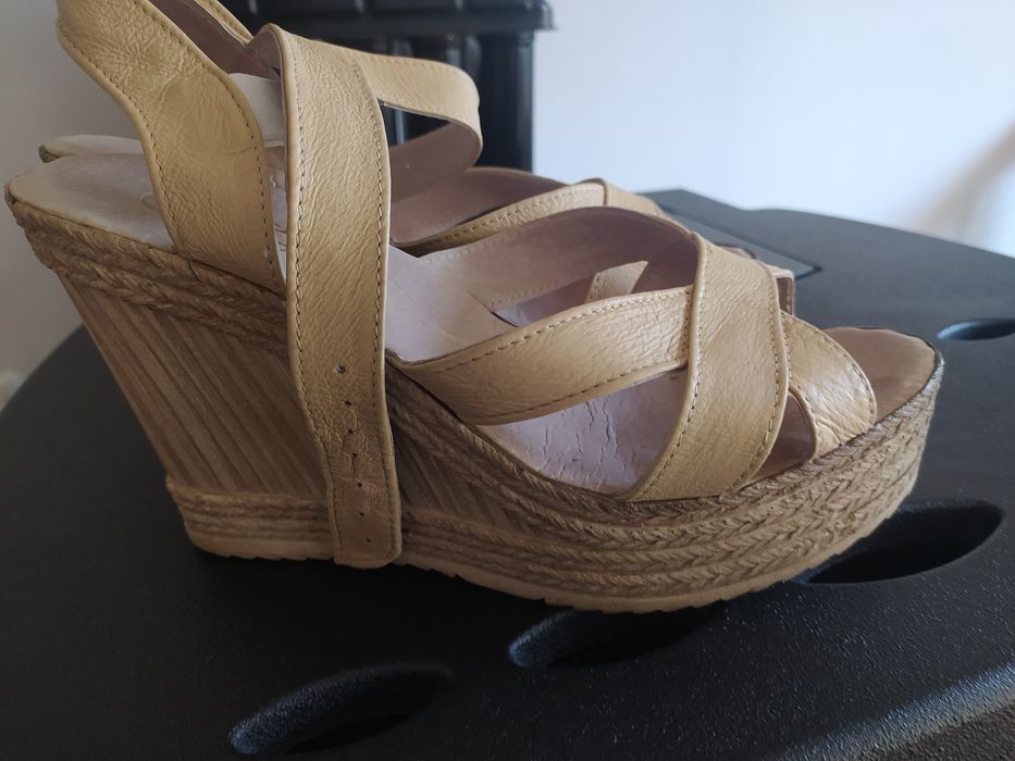 Различни стилни обувки