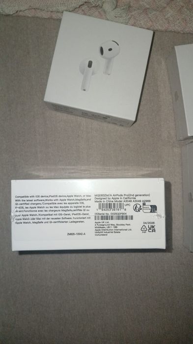 Vând căști  AirPods 4