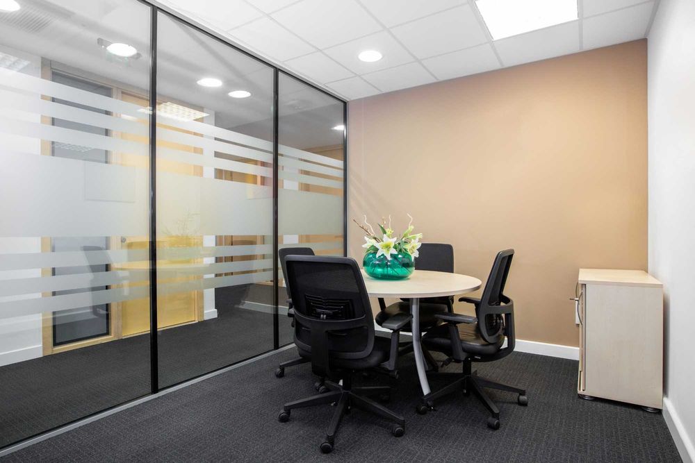 Частно офис пространство за 3-4 служители в Regus City West
