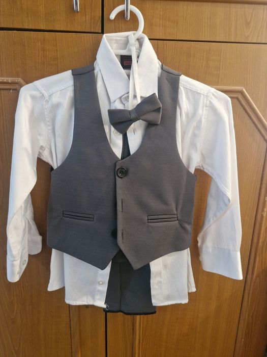Vand Costum NOU marimea 104/4 ani , din 4 piese