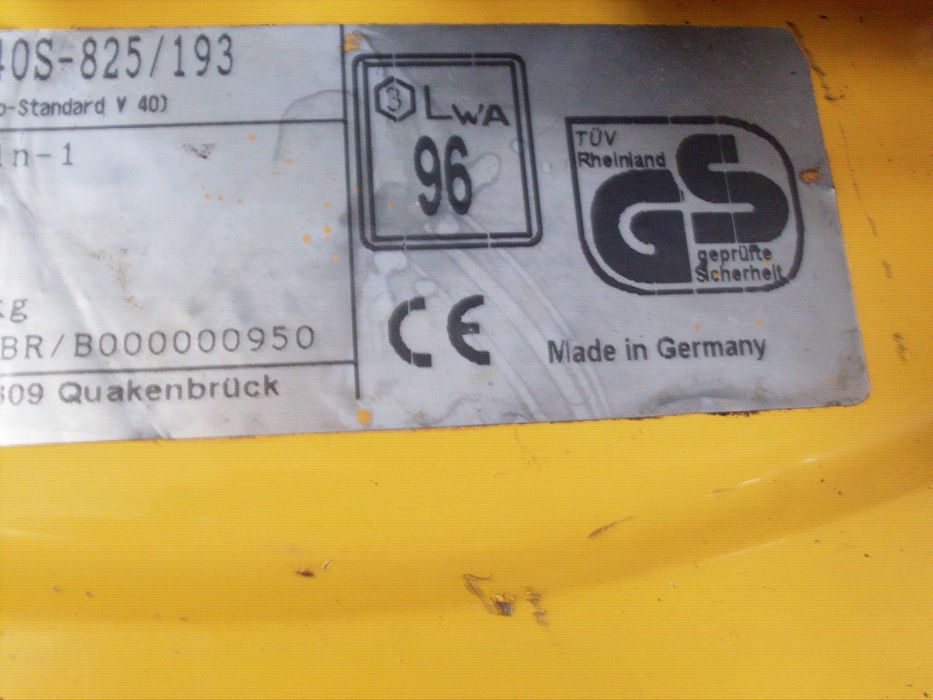 Бензинова косачка за трева с кошница.