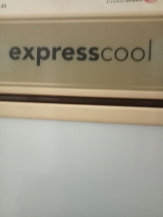 Продам холодильник.холодильник рабочи,морозит.