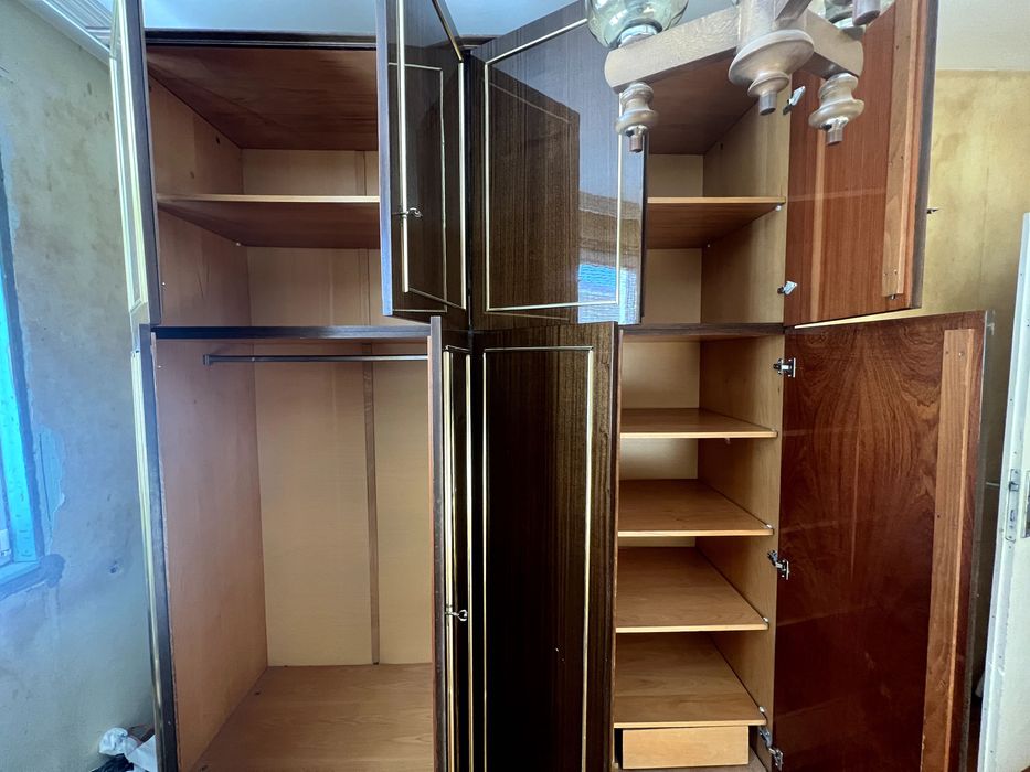 Комплект  за спалня (гардероб, тоалетка и две нощни шкафчета)