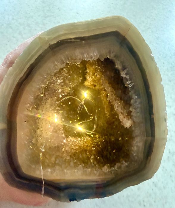 Естествена геода от ахат с кристална друза