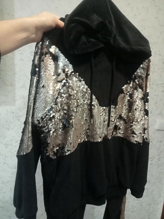 Продам велюровый костюм.