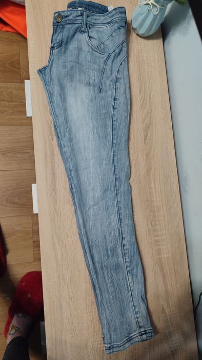 Няколко чифта дамски дънки и панталони