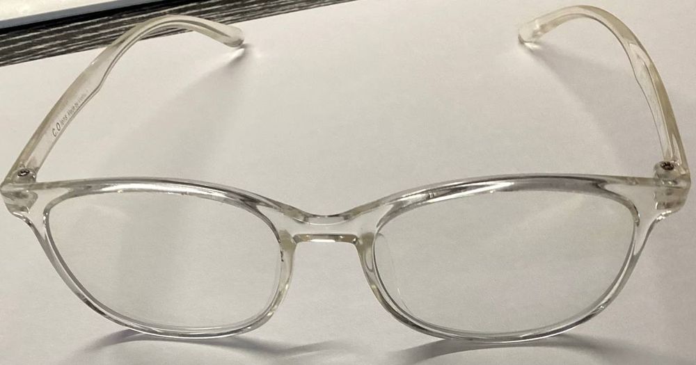 Очки прозрачные.