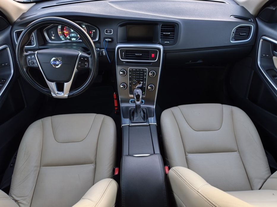 Volvo V60 Plug hybrid 2.4D6 AWD 283 cp AWD  //2014 EURO 5//Distronic//Piele//