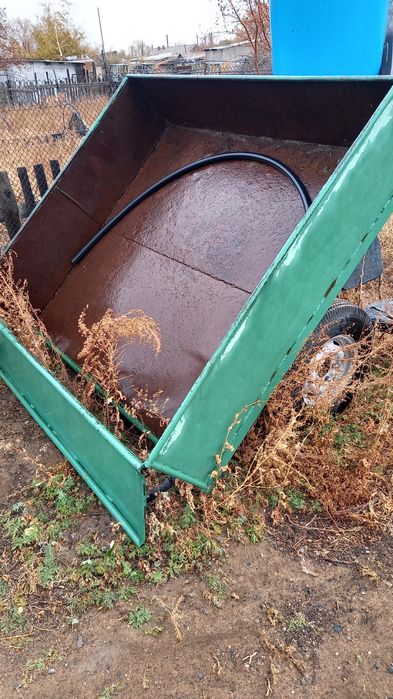 Трактор с плугом и прицепом