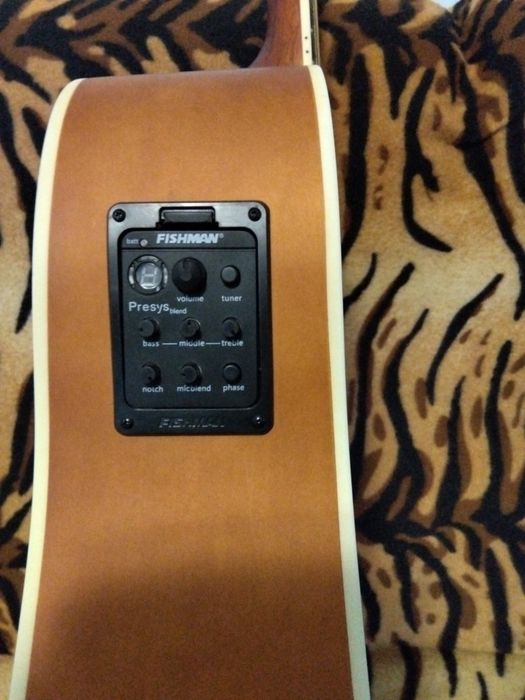 Продавам електро акустична китара SX-SD104 с електроника Fishman 301