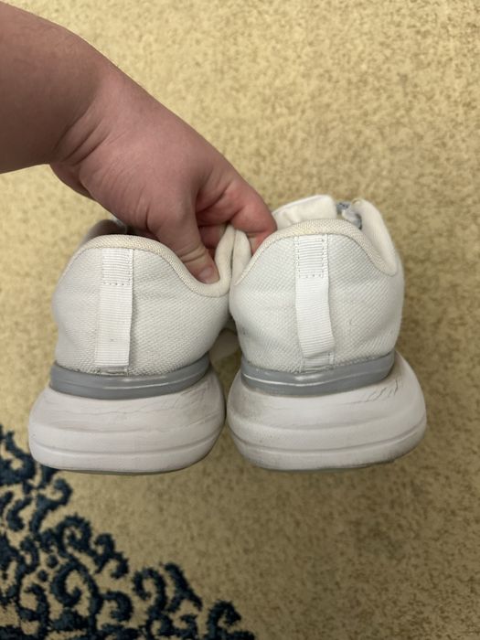 Продам  белые кроссовки
