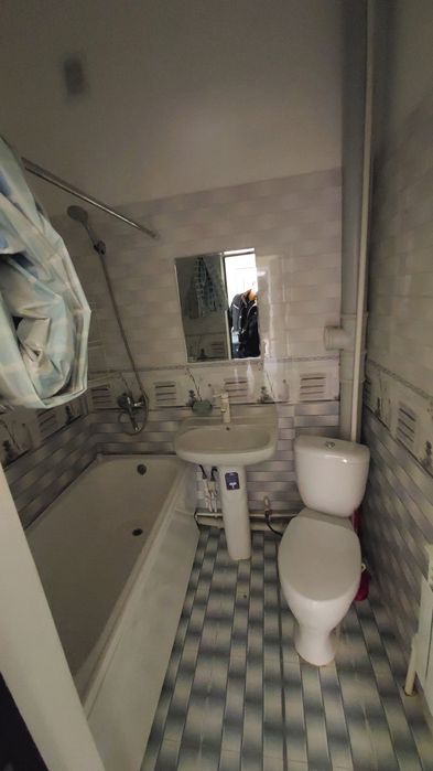 Panayev balalar baqshasi qasindagi 3 etajli dom 1-etaj magazinli