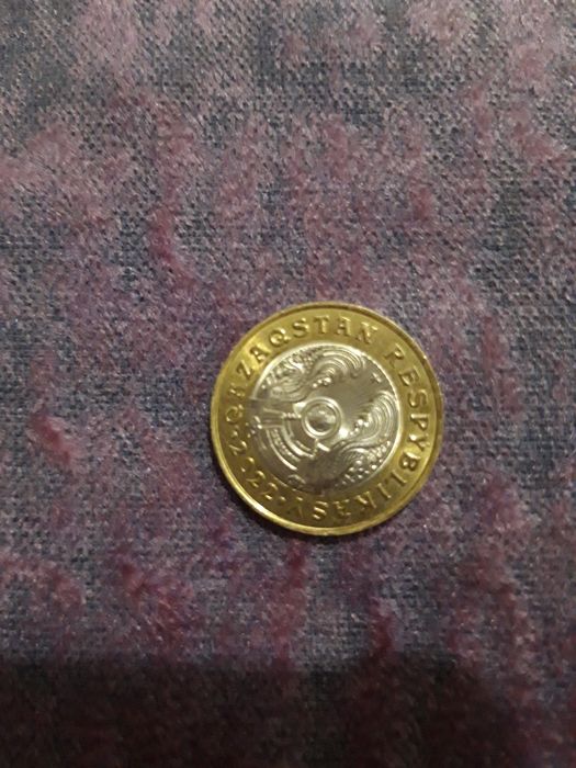 Монета сто тенге.