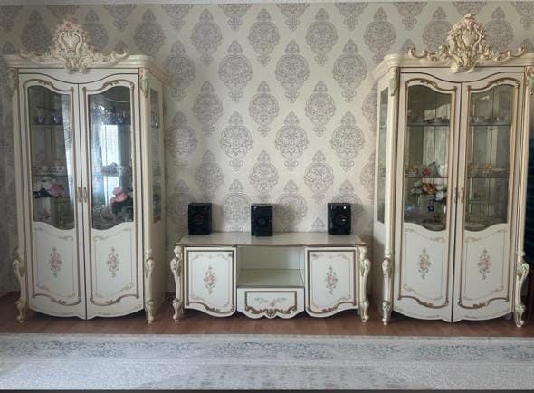 Продается серванта в хорошем состоянии