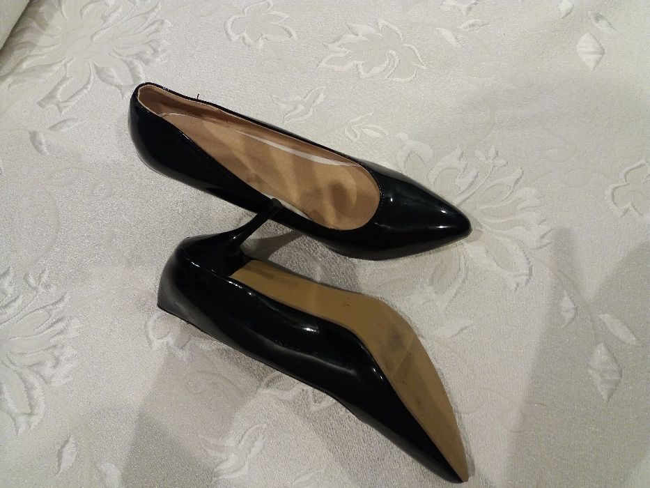 чисто нови официални обувки черен лак с 8см. ток размер 40_60лв.