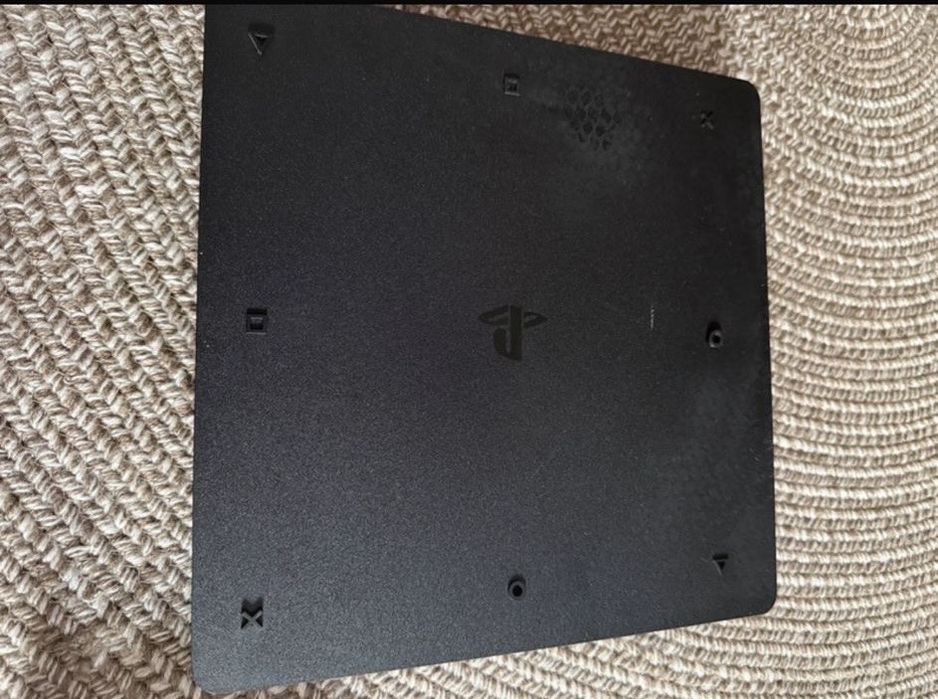Ps 4 de vanzare plus joc la el