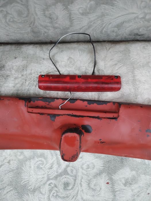 Продам спойлер, загрунтован. Есть стопарь.