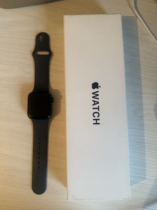 Продам Apple watch SE