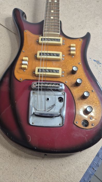 Электрогитара Урал.