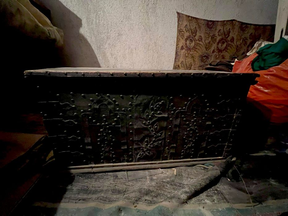 Стар скрин/ракла с инкрустации от ковано желязо