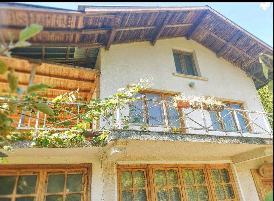 Продавам в гр.Тетевен имот ВЕДНО с 5 сгради и гараж  за жилищни цели