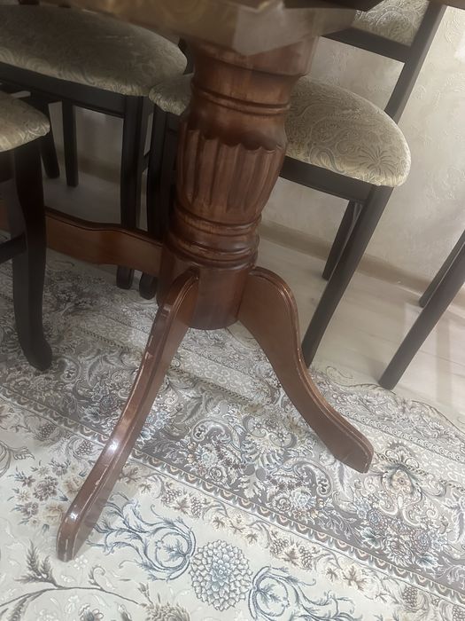 Продам компактый стол для гостиной