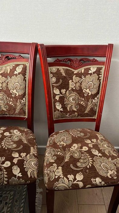 Деревянный стол и стулья