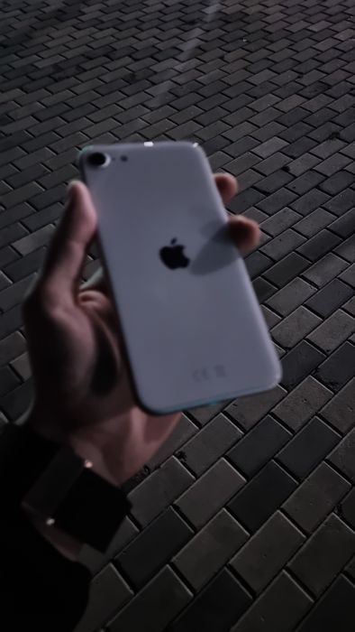 Продам айфон се 2020