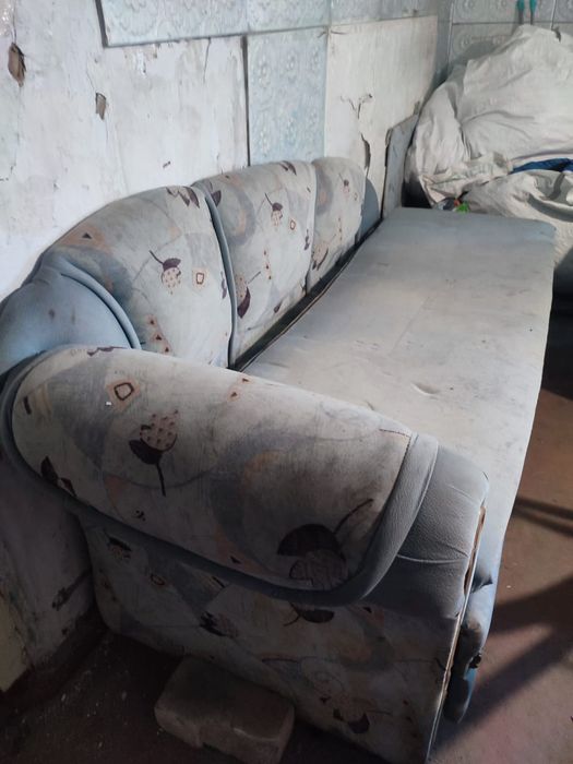 Отдам диван и кресло. Дулатова 256.
