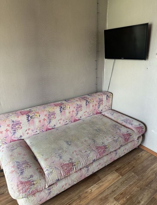 Продам детский гарнитур в розовом цвете и диван