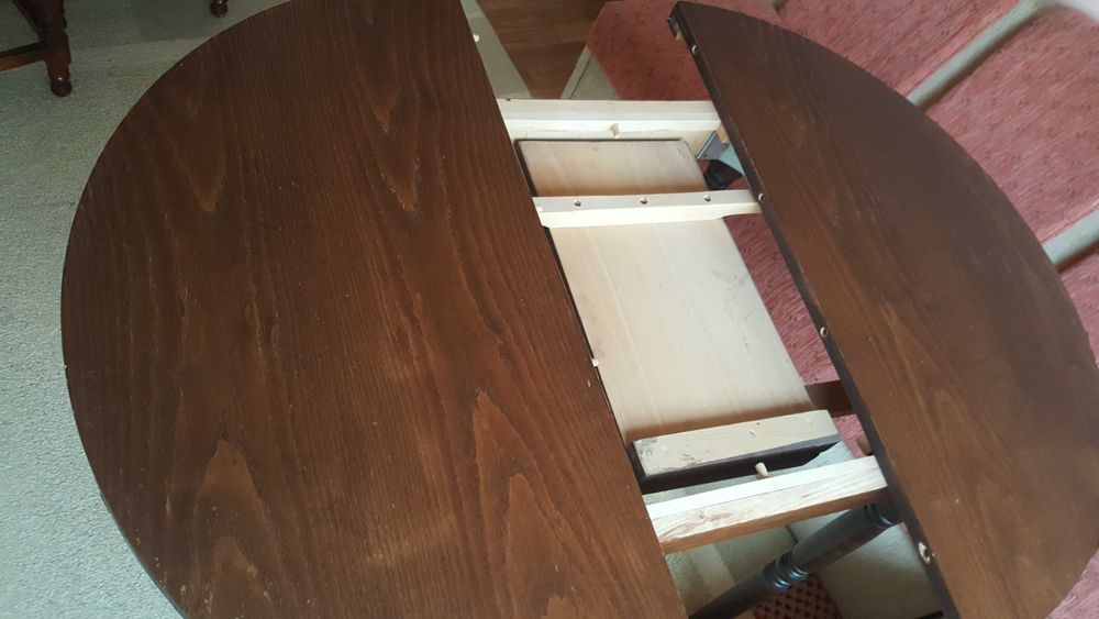 Дървена кръгла маса