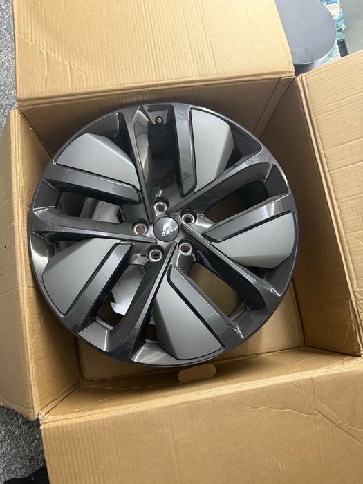 1 дона Ли диска сотилади  азгина кирилган жойи бор холати  яхши