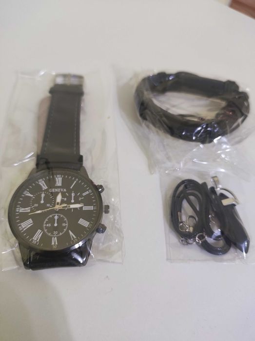 Часовници със аксесоари