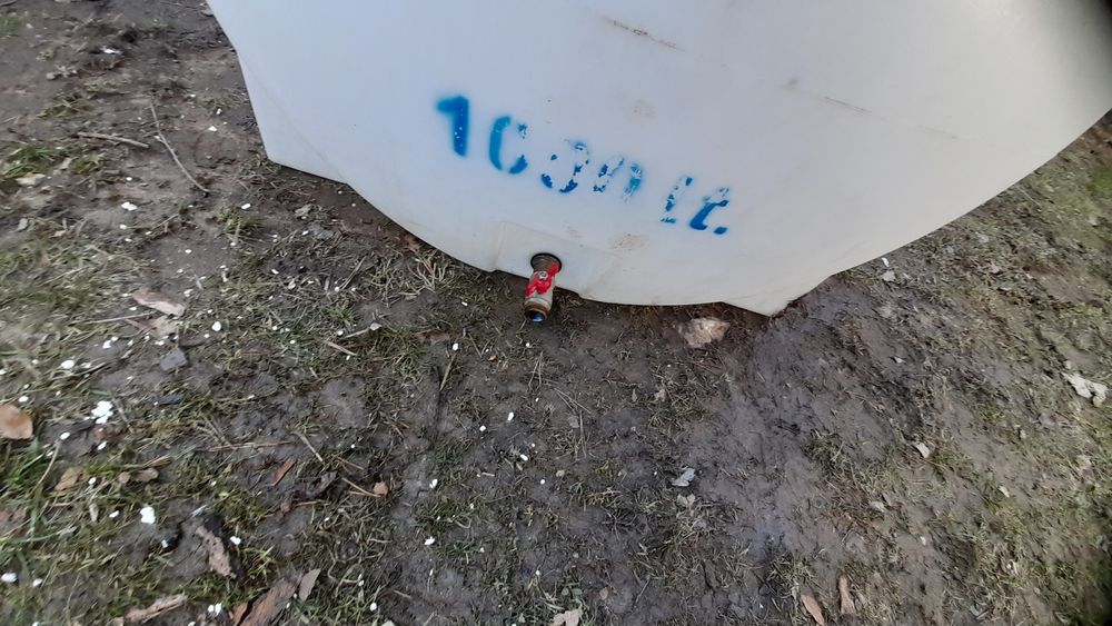 Продавам резервоар за чиста вода 1000 литра.