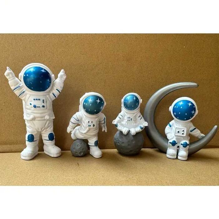 Комплект от 4бр. нови пластмасови космонавти за декорация или игра