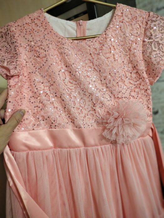 Продам красивое платье на девочку